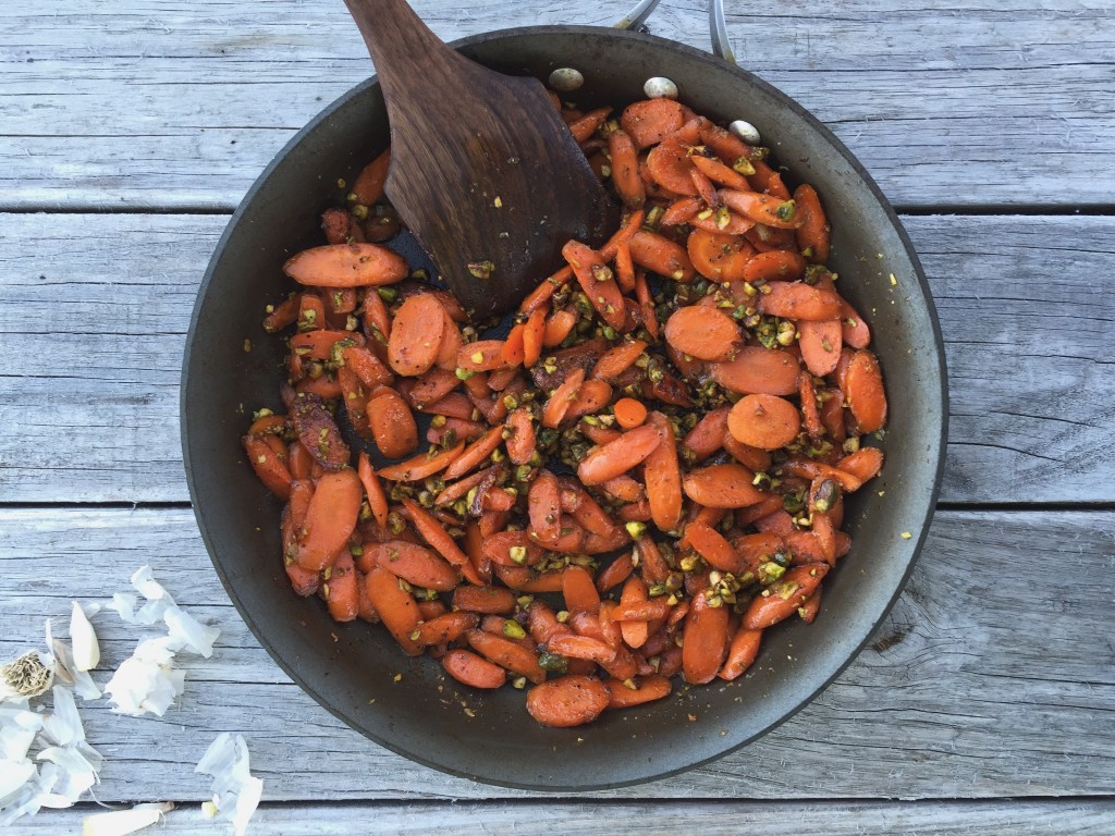 Black Pepper and Garlic Maple Carrots with Roasted Pistachios / laurenariza.com