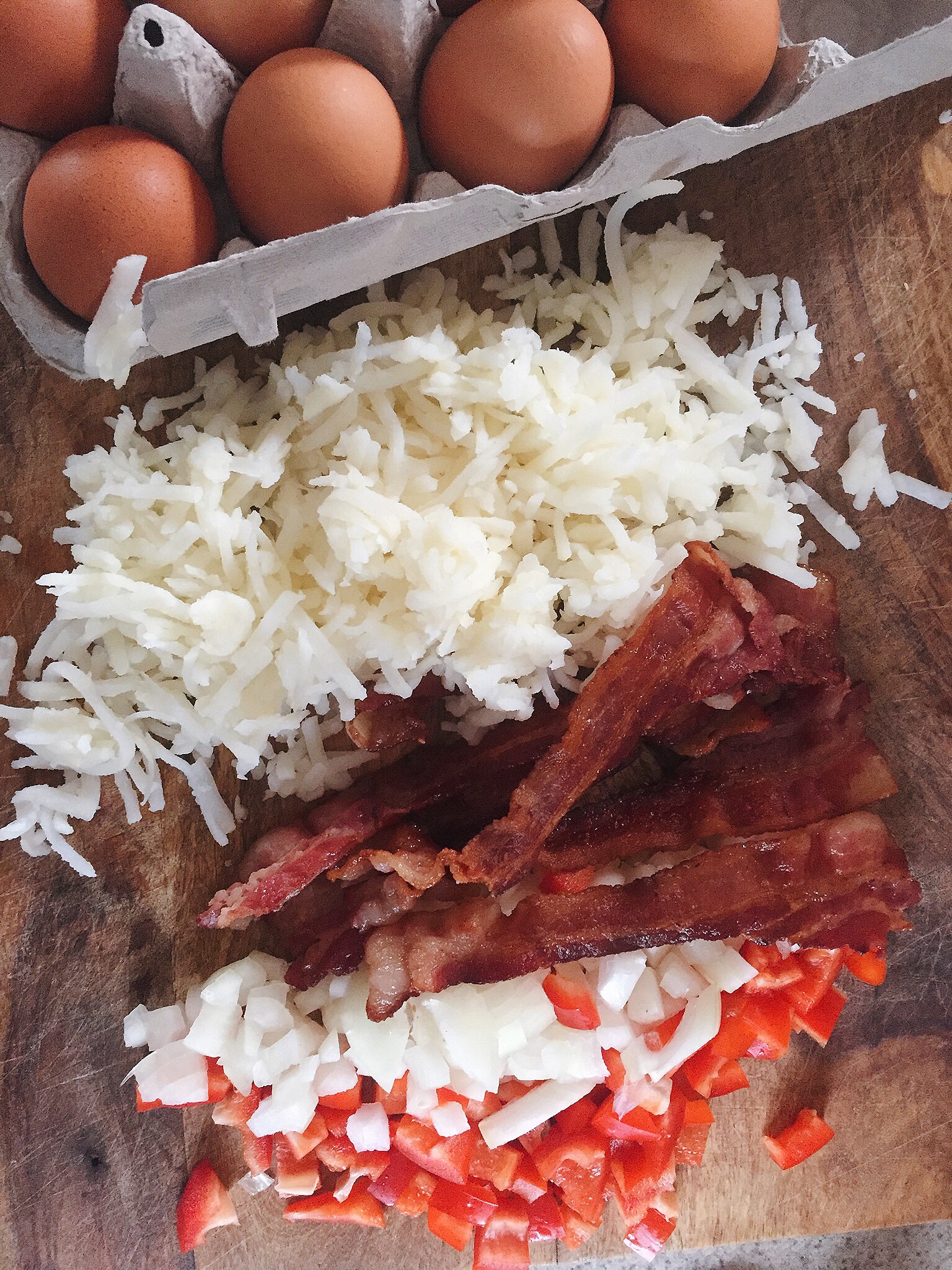 MAKE AHEAD: CHRISTMAS MORNING BREAKFAST BAKE // The All American Diner Breakfast Bake with Crispy Hash Browns and Bacon
